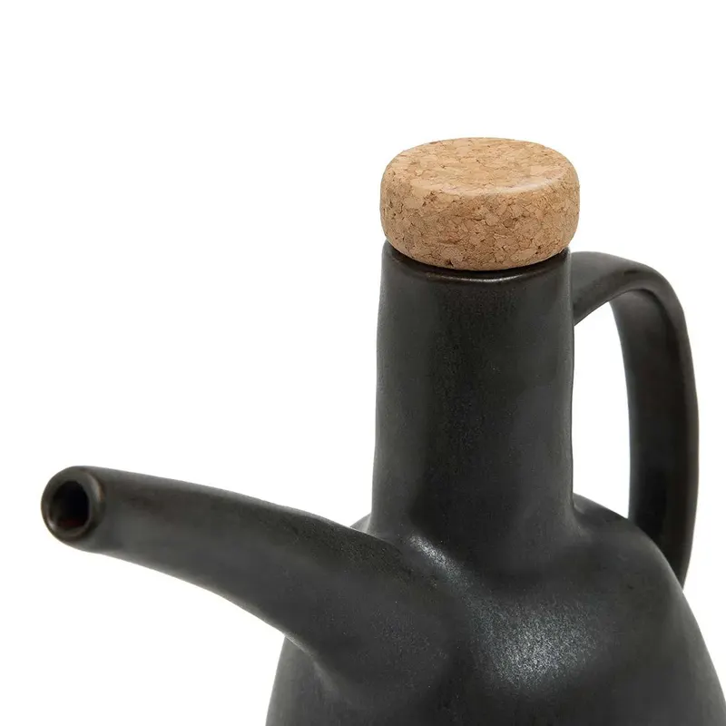 The Olive Oil Bottle N°79, Steinzeugflasche von Bazar Bizar, Größe 18 × 11 × 16 cm, Schwarz, Ansicht 3