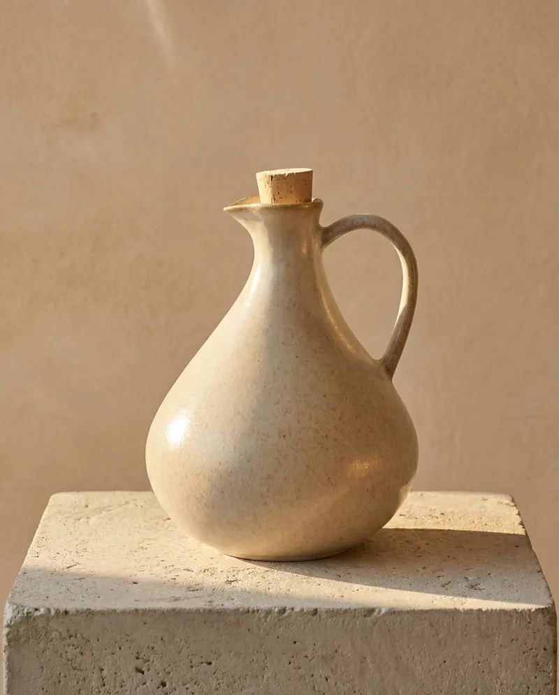 The Olive Oil Bottle N°80 Keramikflasche in Weiß von Bazar Bizar, Größe 13 × 13 × 16 cm, Ansicht 2