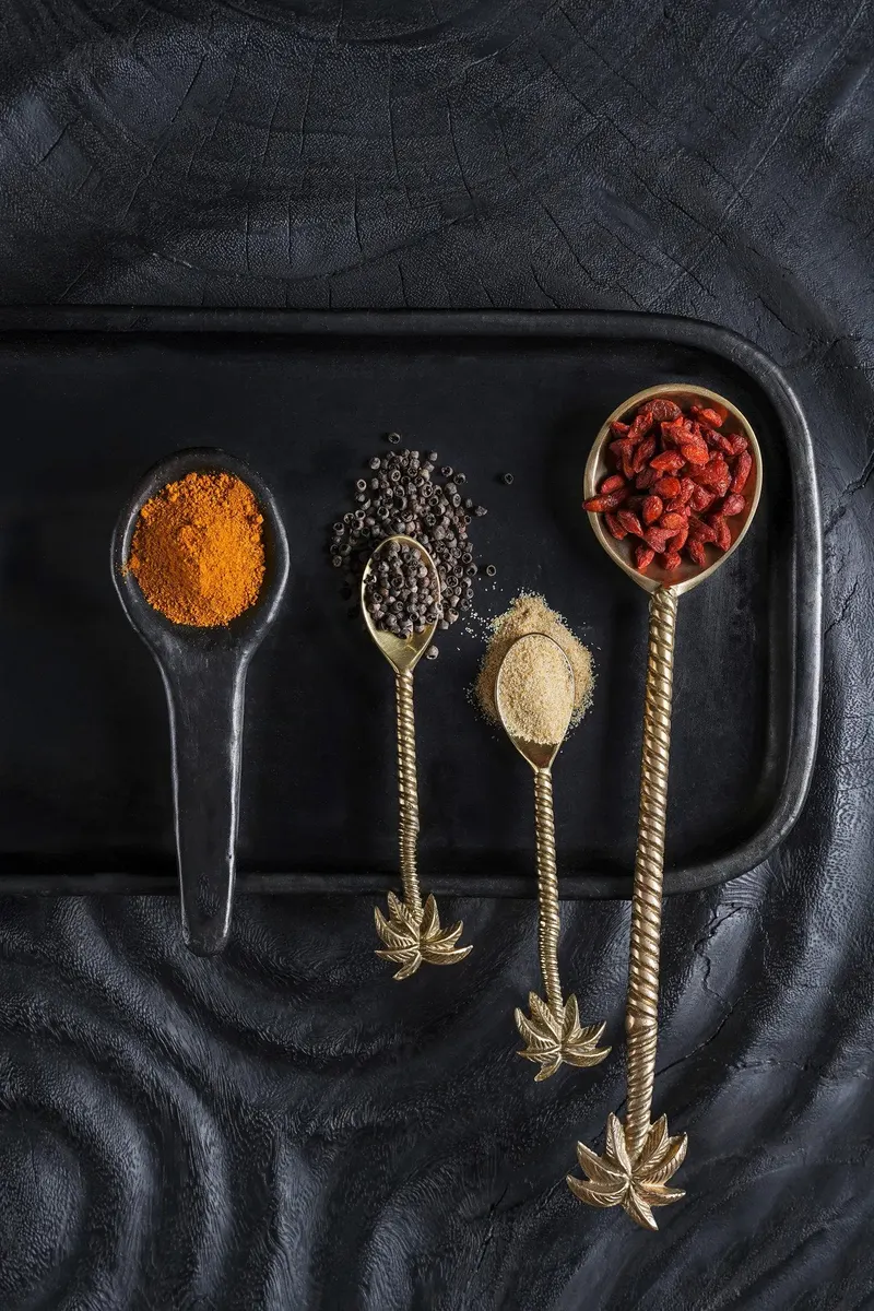 The Palm Tree Salad Spoon Messing-Besteck in Gold von Bazar Bizar, Größe 26 × 6 × 1 cm, Ansicht 4