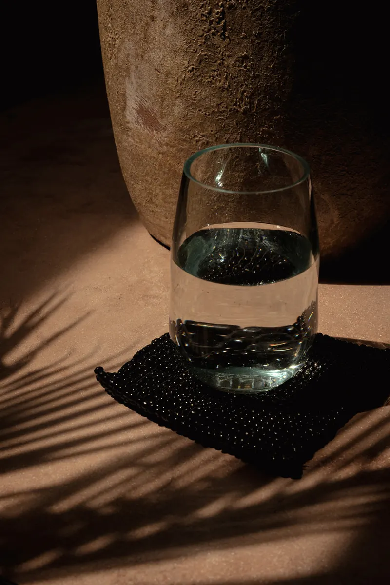 The Perles Coaster Untersetzer aus Perlen von Bazar Bizar, Größe 11 × 11 × 1 cm, Schwarz, Ansicht 4