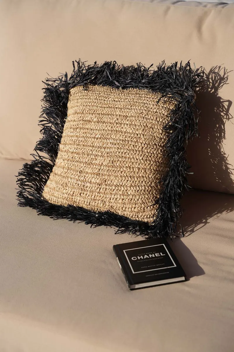 The Raffia Cushion Cover Square Kissenbezug aus Raffia von Bazar Bizar, Größe 40 × 40 cm, Natur / Schwarz, Ansicht 3