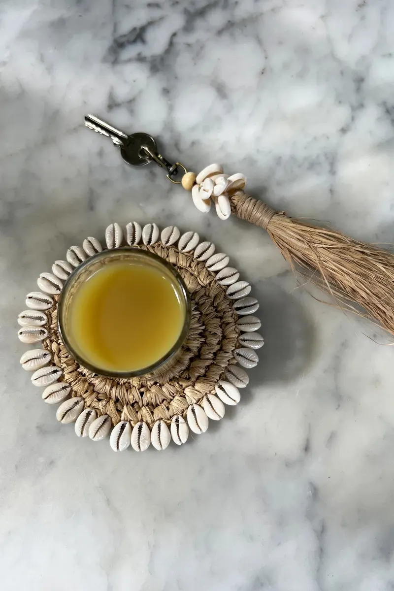 The Raffia Shell Coaster Untersetzer aus Naturfasern von Bazar Bizar, Größe 12 × 12 × 1 cm, Ansicht 3