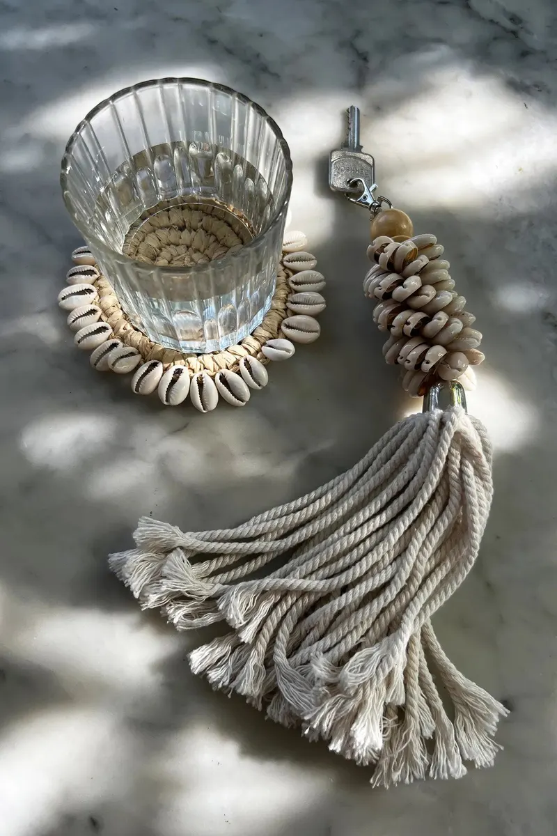 The Raffia Shell Coaster Untersetzer aus Naturfasern von Bazar Bizar, Größe 12 × 12 × 1 cm, Ansicht 6