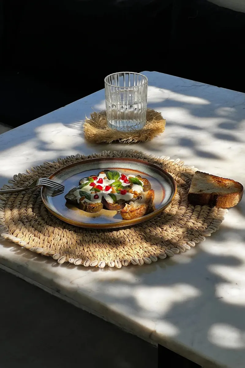 The Raffia Shell Placemat, Platzset aus Raffia und Muscheln von Bazar Bizar, Größe 38 × 38 × 1 cm, Natur, Ansicht 2
