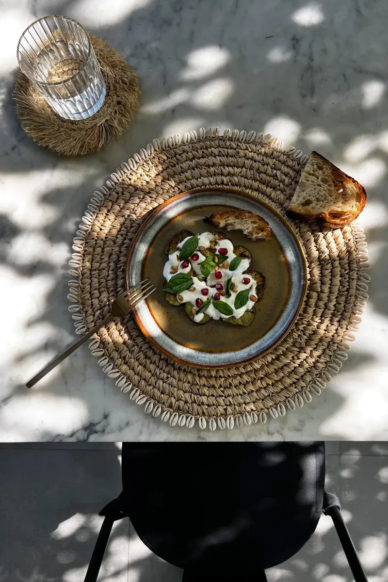 The Raffia Shell Placemat, Platzset aus Raffia und Muscheln von Bazar Bizar, Größe 38 × 38 × 1 cm, Natur, Ansicht 3