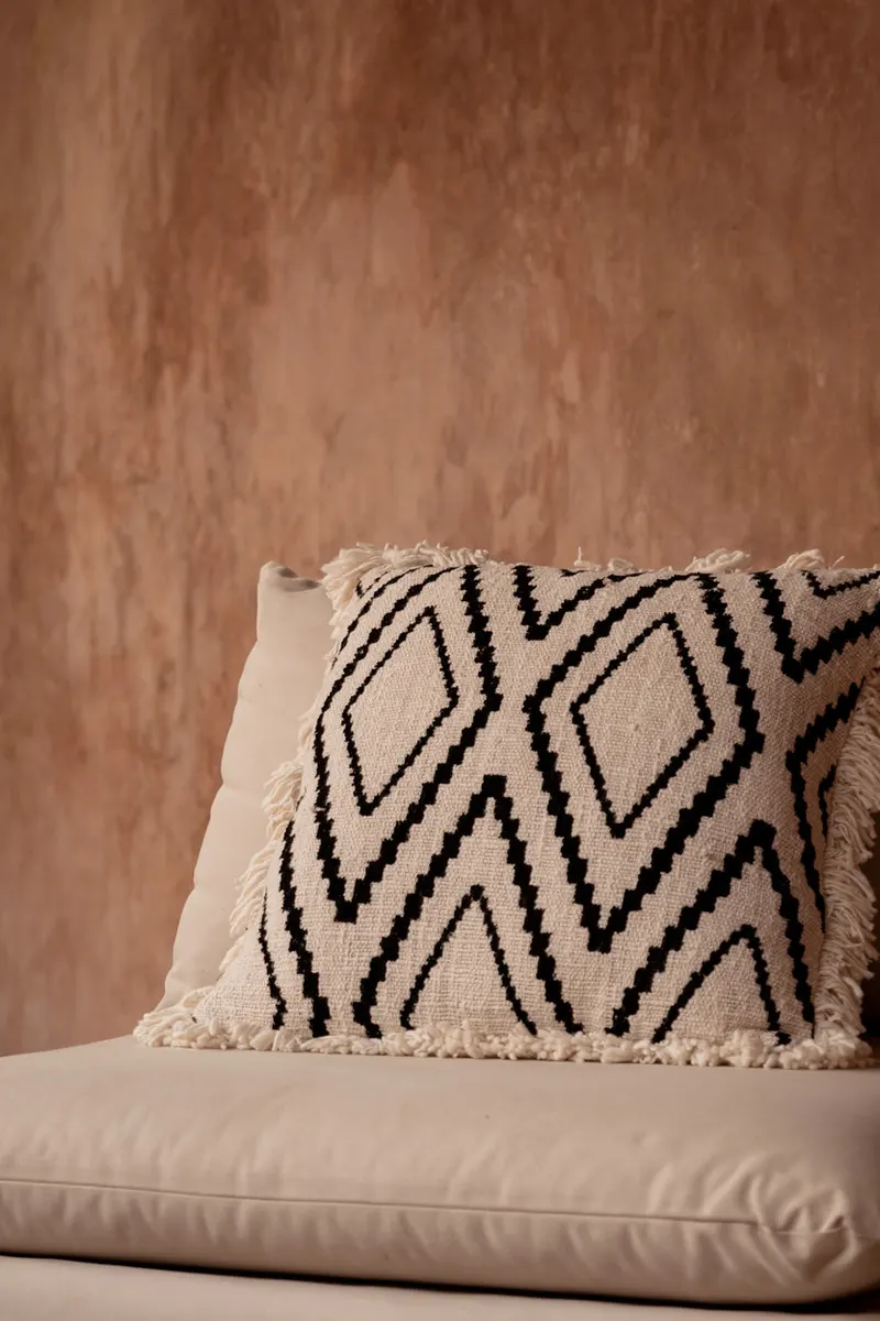 The Sahara Diamond Cushion Cover Kissenbezug aus Baumwolle von Bazar Bizar, Größe 50 × 50 cm, Natur / Schwarz, Ansicht 3