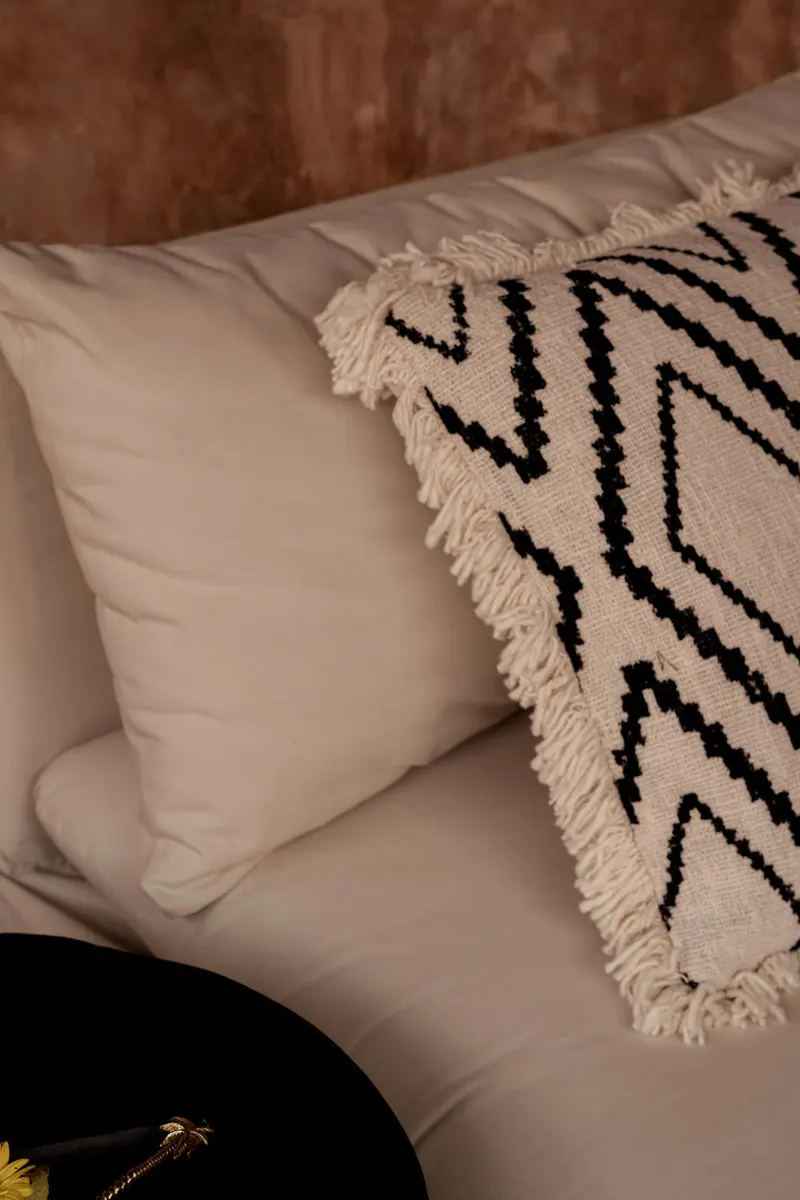 The Sahara Diamond Cushion Cover Kissenbezug aus Baumwolle von Bazar Bizar, Größe 50 × 50 cm, Natur / Schwarz, Ansicht 5
