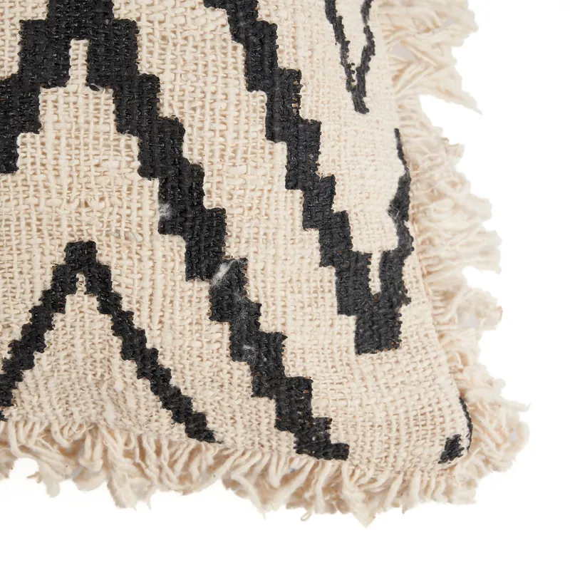 The Sahara Diamond Cushion Cover Kissenbezug aus Baumwolle von Bazar Bizar, Größe 50 × 50 cm, Natur / Schwarz, Ansicht 7