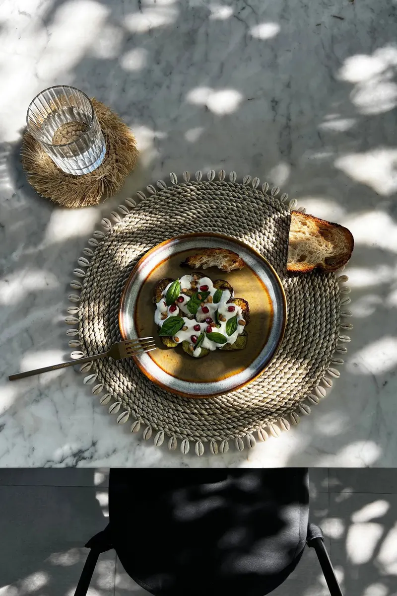 The Seagrass Shell Placemat Platzset aus Seegras und Muscheln von Bazar Bizar, Größe 38 × 38 × 1 cm, Natur, Ansicht 2