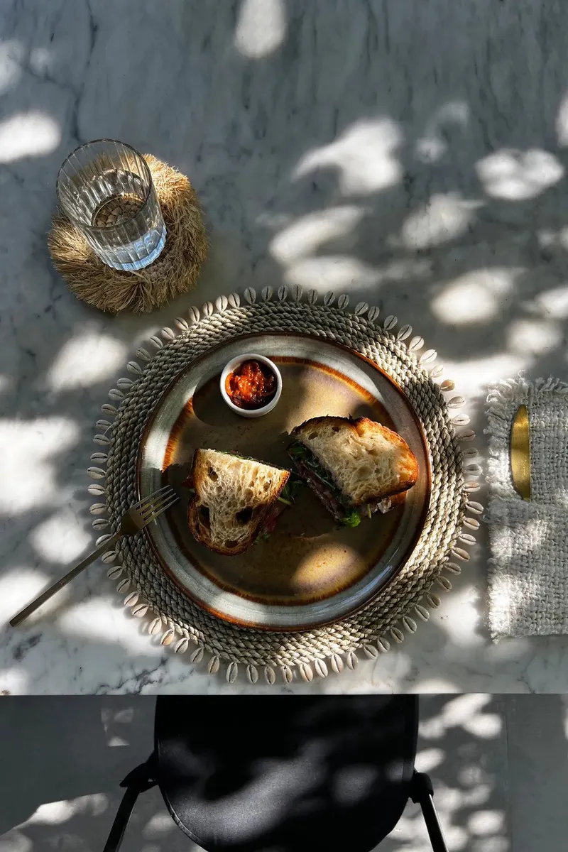 The Seagrass Shell Placemat Platzset aus Seegras und Muscheln von Bazar Bizar, Größe 38 × 38 × 1 cm, Natur, Ansicht 3
