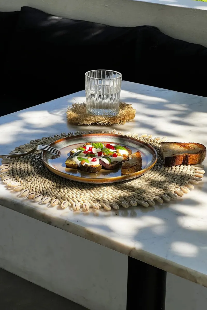 The Seagrass Shell Placemat Platzset aus Seegras und Muscheln von Bazar Bizar, Größe 38 × 38 × 1 cm, Natur, Ansicht 4