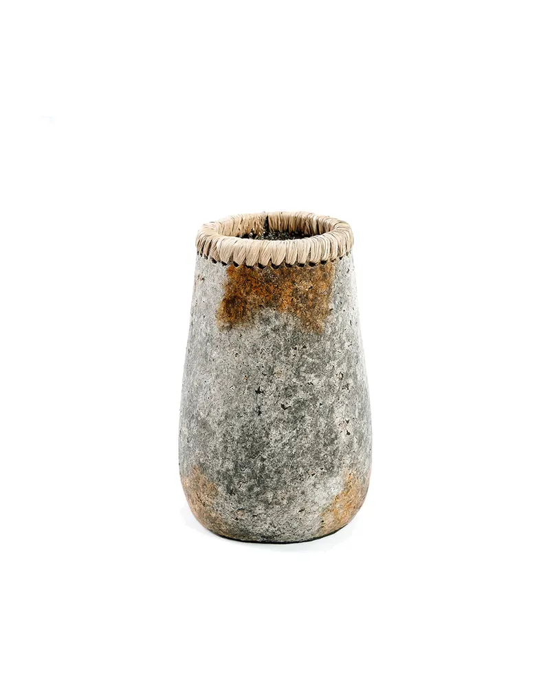 The Sneaky Vase, Vase aus Terrakotta und Raffia von Bazar Bizar, Größe S, Antikgrau, Ansicht 1