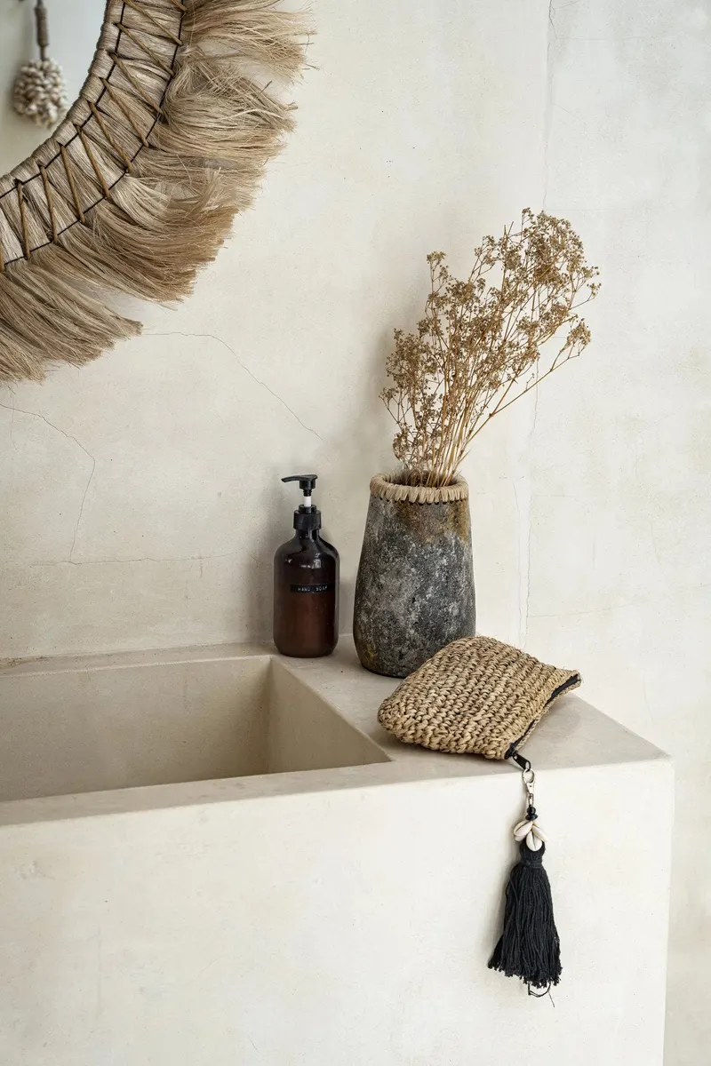 The Sneaky Vase, Vase aus Terrakotta und Raffia von Bazar Bizar, Größe S, Antikgrau, Ansicht 2