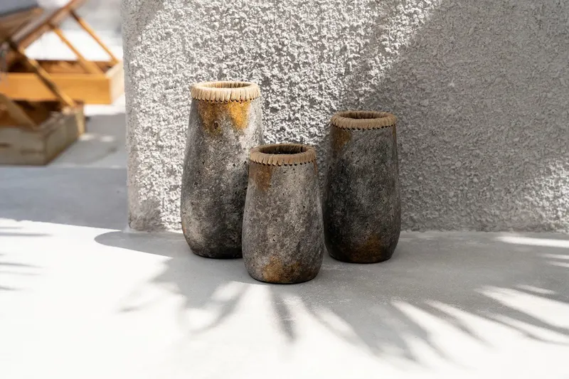 The Sneaky Vase, Vase aus Terrakotta und Raffia von Bazar Bizar, Größe S, Antikgrau, Ansicht 4