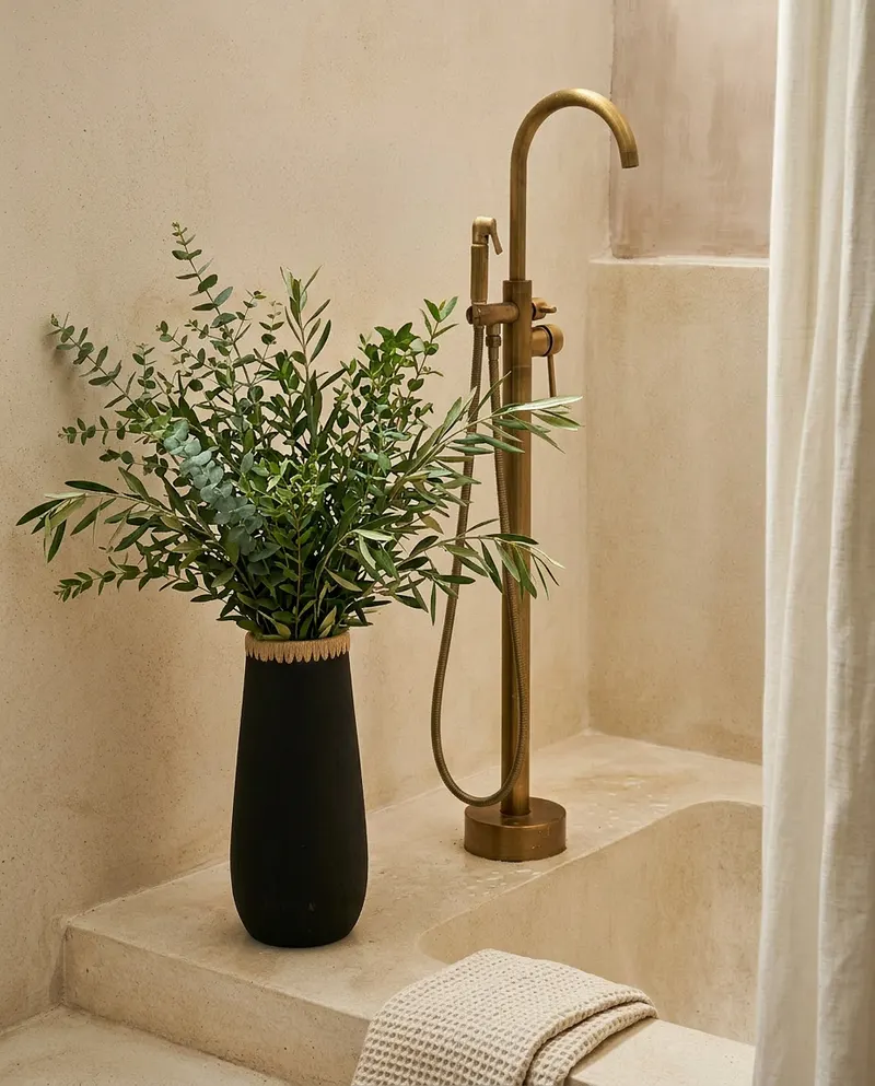 The Sneaky Vase, Vase aus Terrakotta und Raffia von Bazar Bizar, Größe L, Schwarz / Natur, Ansicht 2