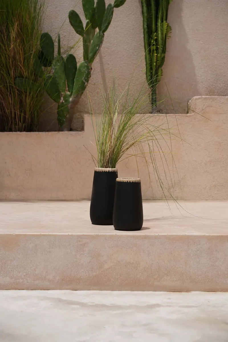 The Sneaky Vase, Vase aus Terrakotta und Raffia von Bazar Bizar, Größe L, Schwarz / Natur, Ansicht 3
