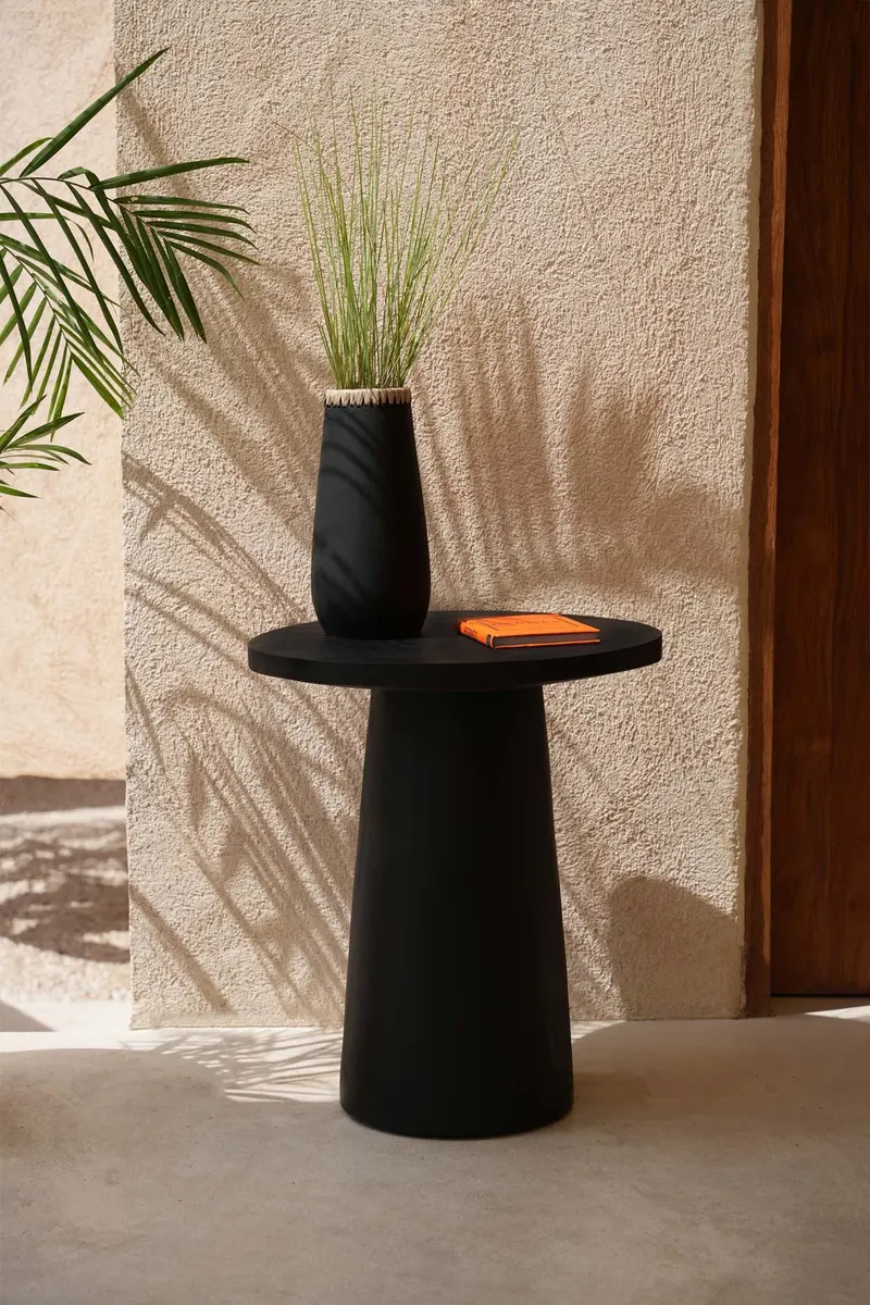 The Sneaky Vase, Vase aus Terrakotta und Raffia von Bazar Bizar, Größe L, Schwarz / Natur, Ansicht 4