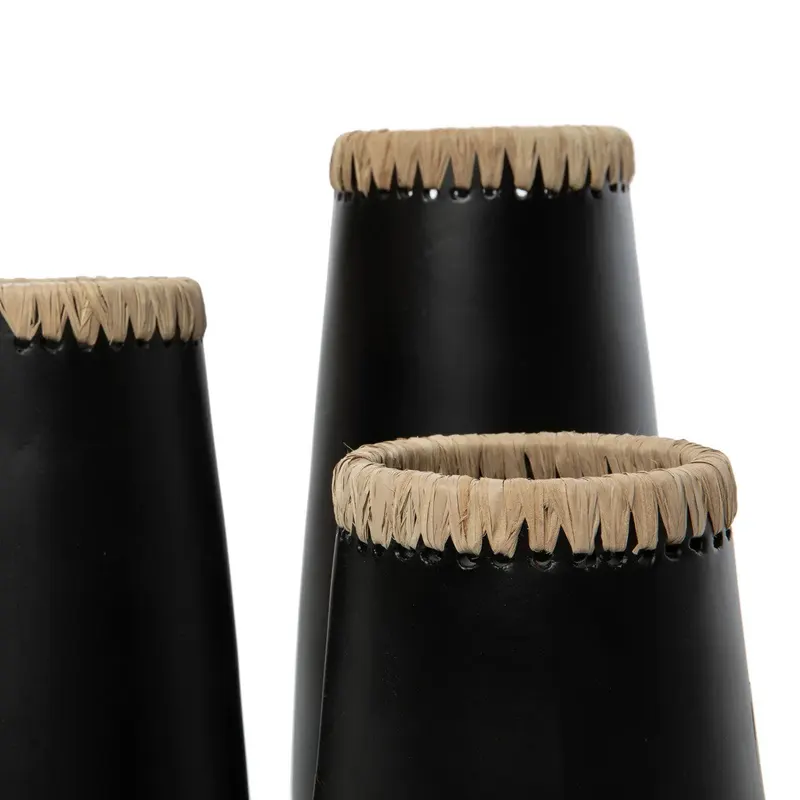 The Sneaky Vase, Vase aus Terrakotta und Raffia von Bazar Bizar, Größe L, Schwarz / Natur, Ansicht 5