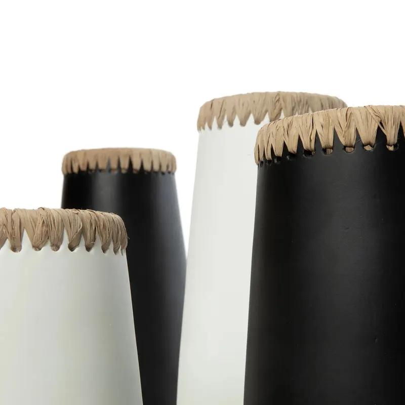 The Sneaky Vase, Vase aus Terrakotta und Raffia von Bazar Bizar, Größe L, Schwarz / Natur, Ansicht 7