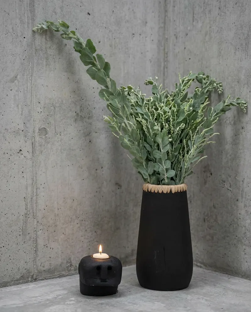 The Sneaky Vase, Vase aus Terrakotta und Raffia von Bazar Bizar, Größe M, Schwarz / Natur, Ansicht 2