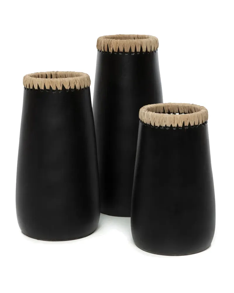 The Sneaky Vase, Vase aus Terrakotta und Raffia von Bazar Bizar, Größe M, Schwarz / Natur, Ansicht 4