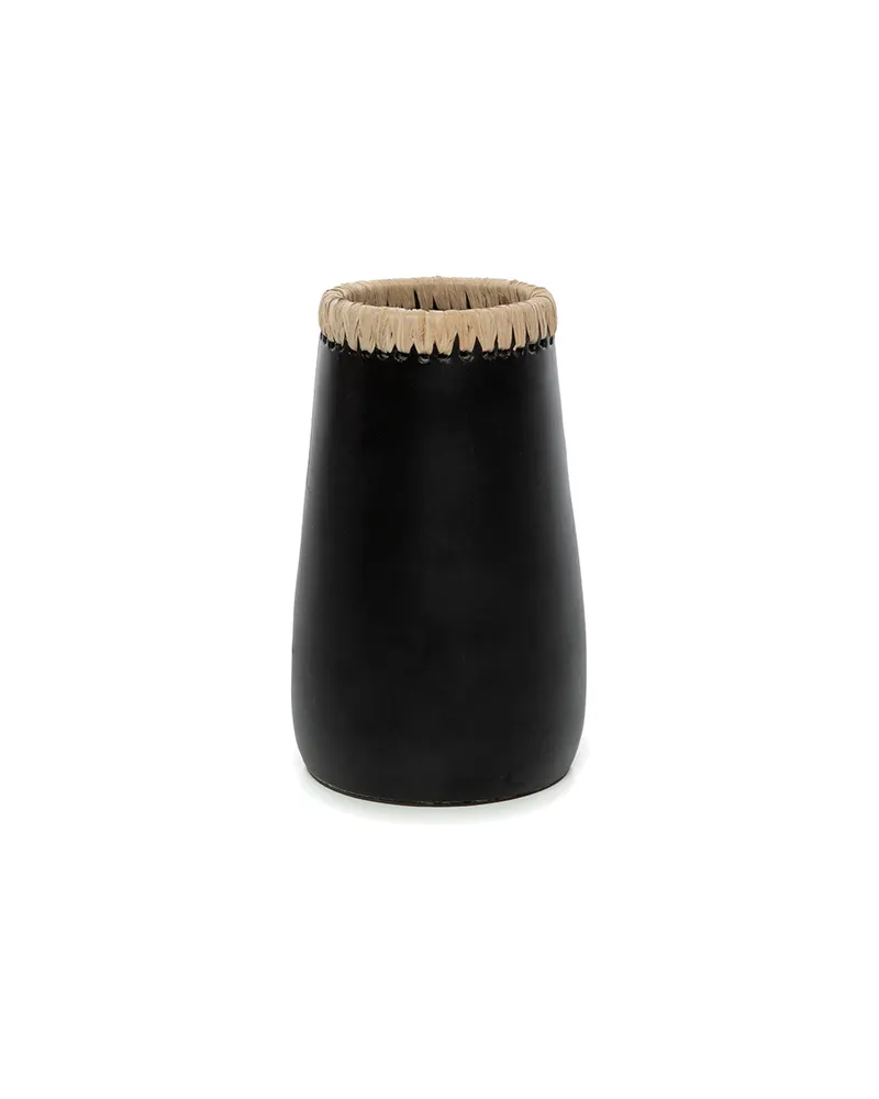 The Sneaky Vase aus Terrakotta und Raffia, Schwarz / Natur