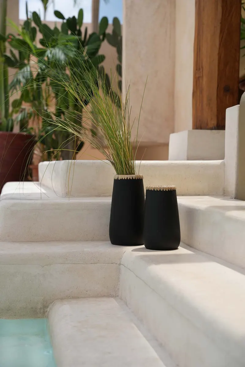 The Sneaky Vase, Vase aus Terrakotta und Raffia von Bazar Bizar, Größe S, Schwarz / Natur, Ansicht 4