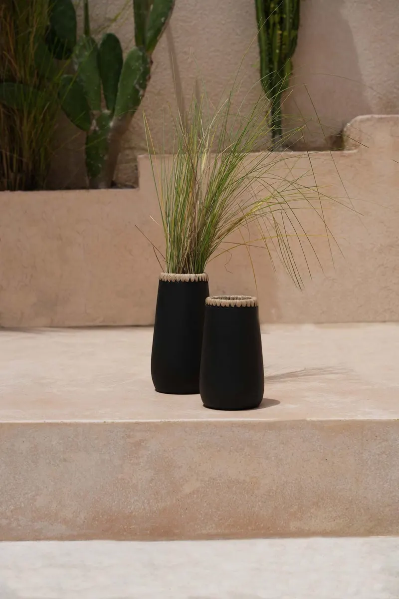 The Sneaky Vase, Vase aus Terrakotta und Raffia von Bazar Bizar, Größe S, Schwarz / Natur, Ansicht 5