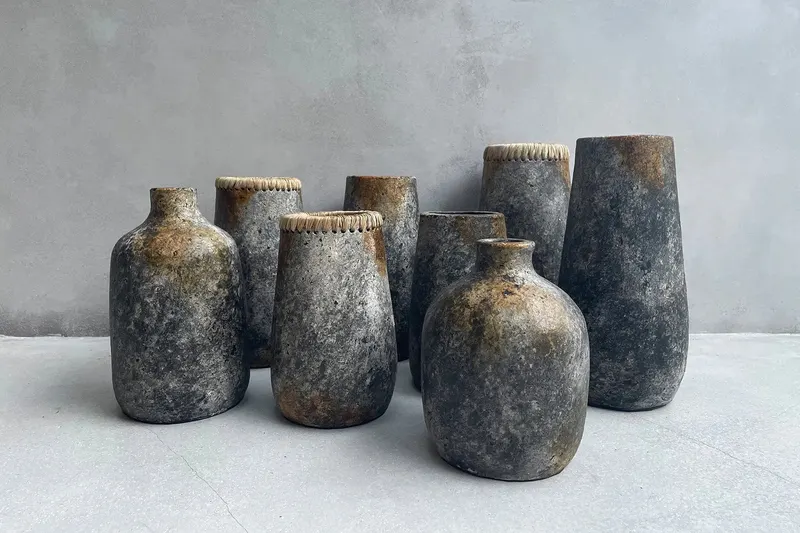 The Spooky Vase, Vase aus Terrakotta, antikgrau von Bazar Bizar, Größe L, Ansicht 3