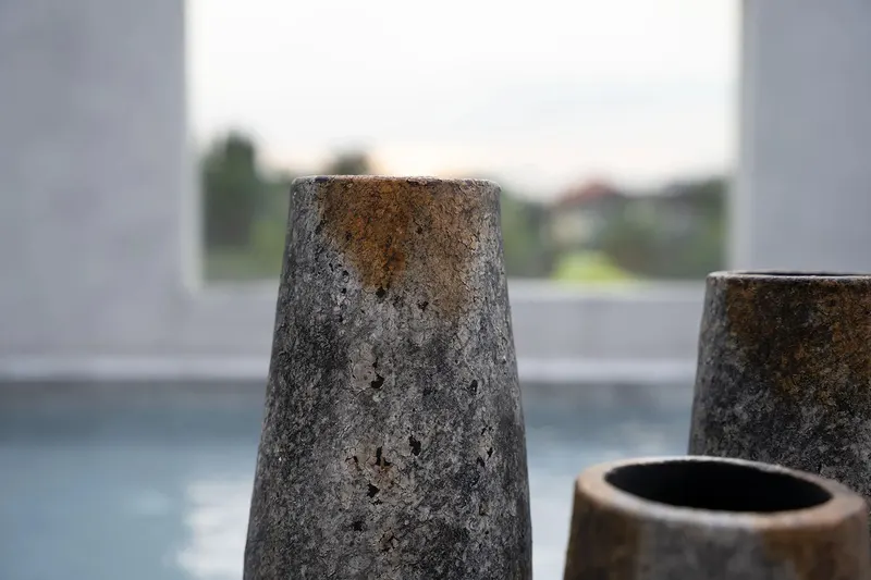 The Spooky Vase, Vase aus Terrakotta, antikgrau von Bazar Bizar, Größe L, Ansicht 4