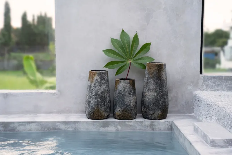 The Spooky Vase, Vase aus Terrakotta, antikgrau von Bazar Bizar, Größe M, Ansicht 2