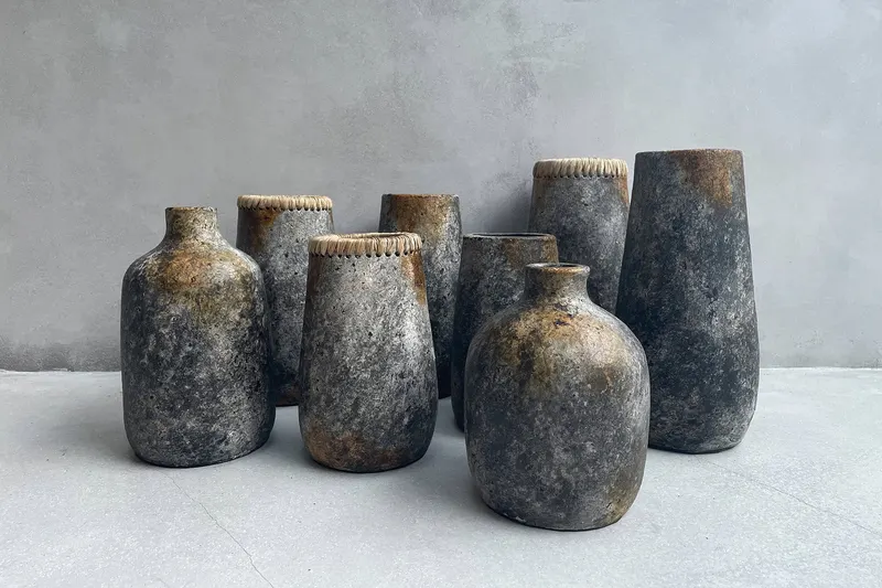 The Spooky Vase, Vase aus Terrakotta, antikgrau von Bazar Bizar, Größe M, Ansicht 3