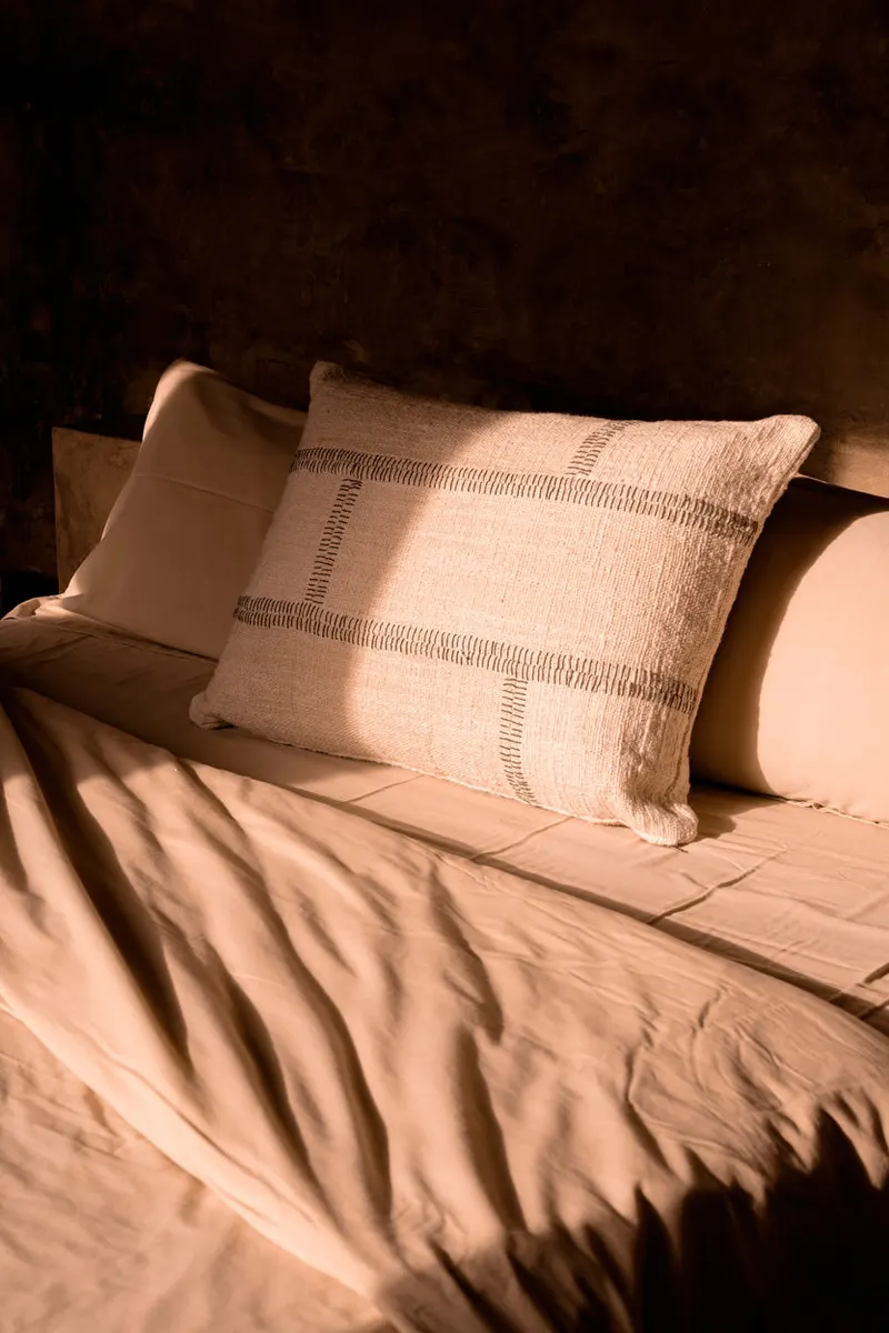 The Stonepath Cushion Cover Kissenbezug von Bazar Bizar, Größe 50 × 70 cm, Natur / Creme, Ansicht 2