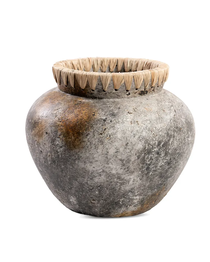 The Styly Vase, Terrakottavase mit Raffia von Bazar Bizar, Größe L, Antikgrau, Ansicht 1