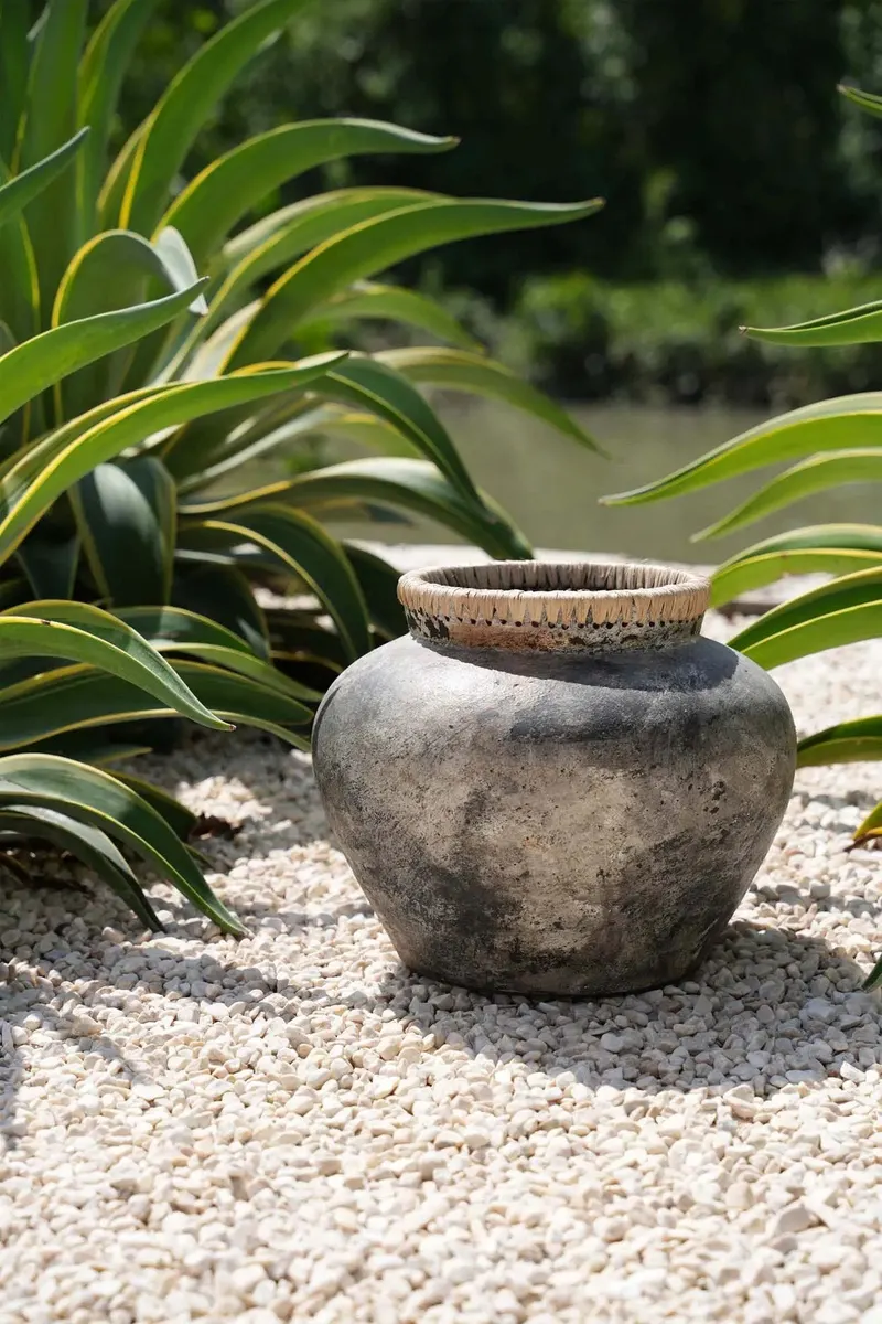 The Styly Vase, Terrakottavase mit Raffia von Bazar Bizar, Größe L, Antikgrau, Ansicht 3
