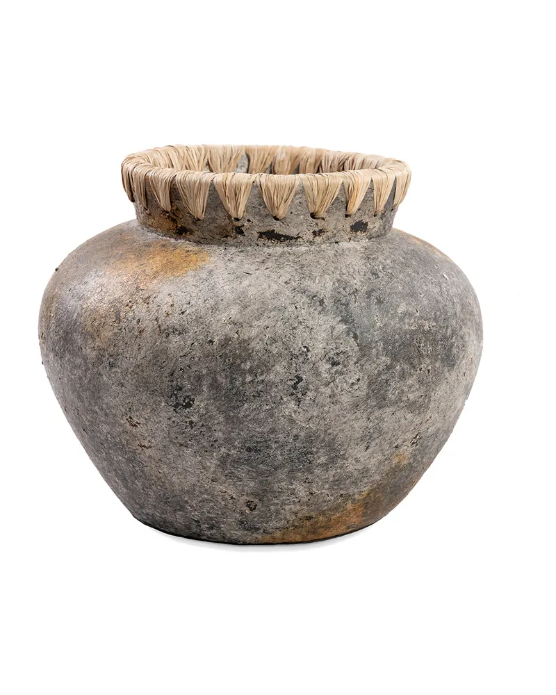 The Styly Vase, Terrakottavase mit Raffia von Bazar Bizar, Größe M, Antikgrau, Ansicht 1
