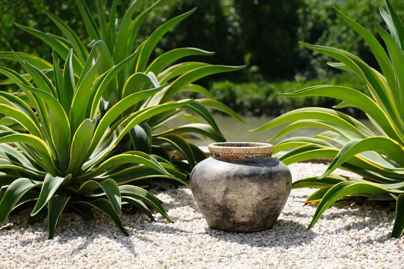The Styly Vase, Terrakottavase mit Raffia von Bazar Bizar, Größe M, Antikgrau, Ansicht 2