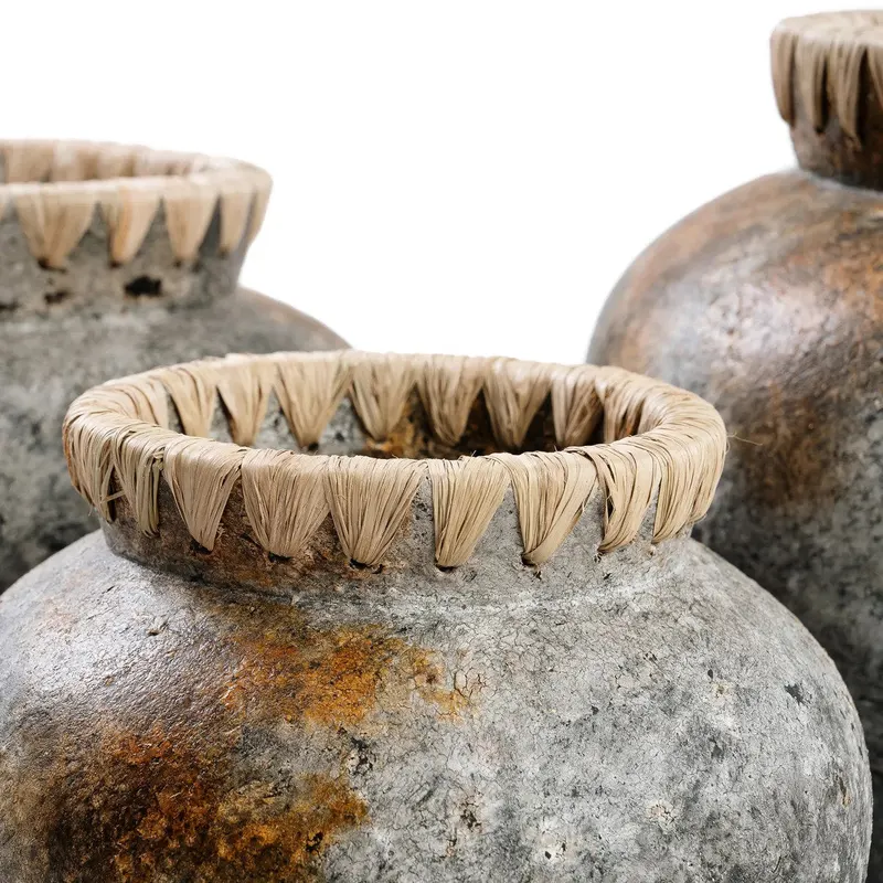 The Styly Vase, Terrakottavase mit Raffia von Bazar Bizar, Größe M, Antikgrau, Ansicht 6