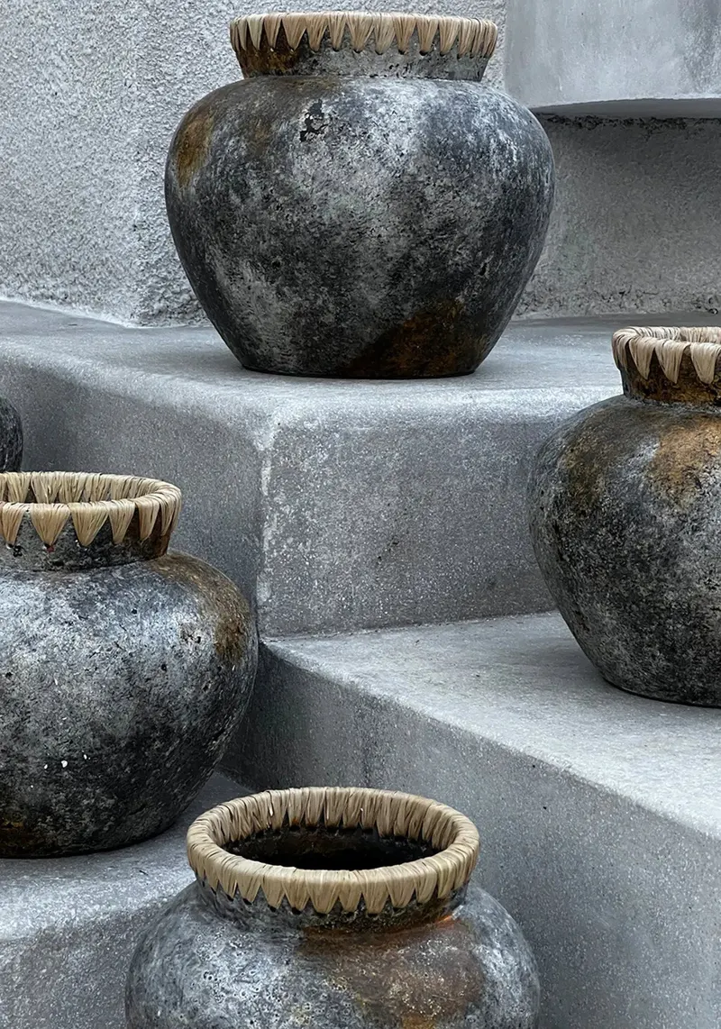 The Styly Vase, Terrakottavase mit Raffia von Bazar Bizar, Größe S, Antikgrau, Ansicht 2