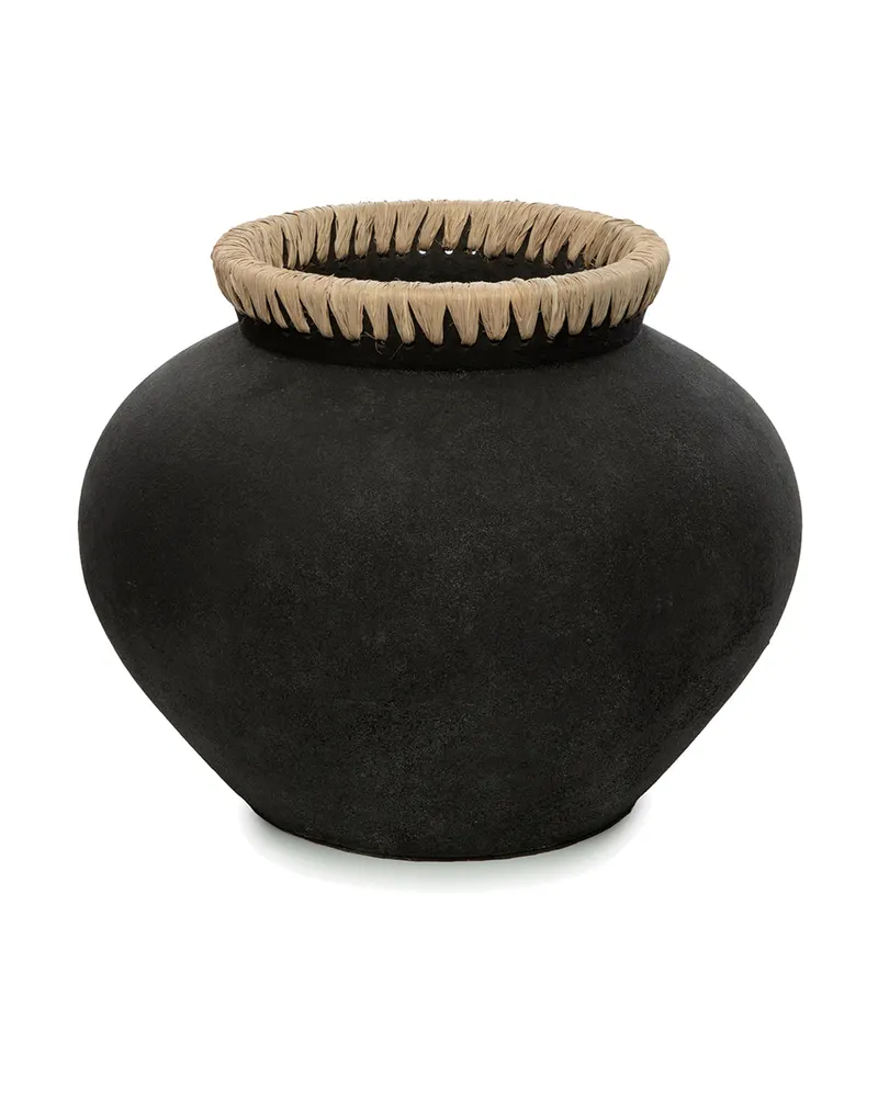 The Styly Vase, Terrakottavase mit Raffia von Bazar Bizar, Größe L, Schwarz / Natur, Ansicht 1
