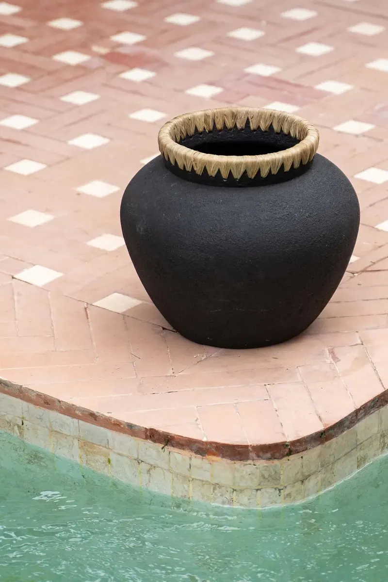 The Styly Vase, Terrakottavase mit Raffia von Bazar Bizar, Größe L, Schwarz / Natur, Ansicht 3
