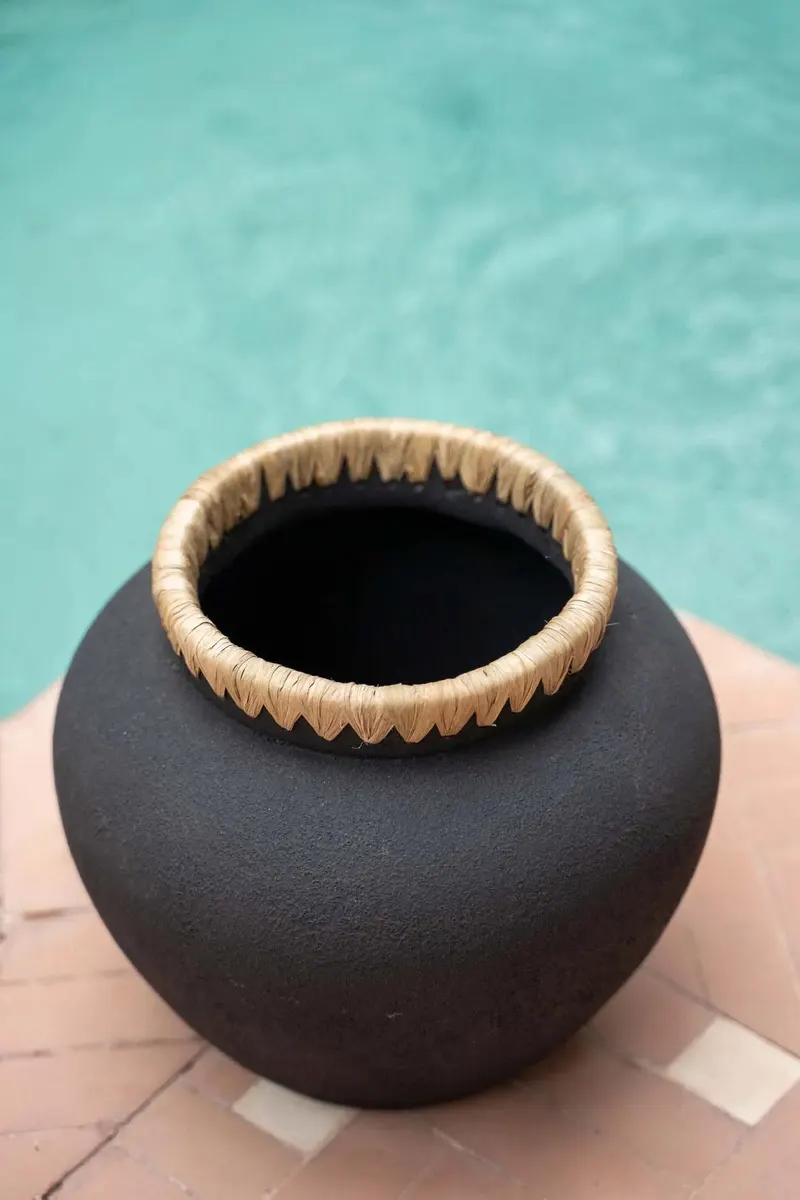 The Styly Vase, Terrakottavase mit Raffia von Bazar Bizar, Größe M, Schwarz / Natur, Ansicht 3