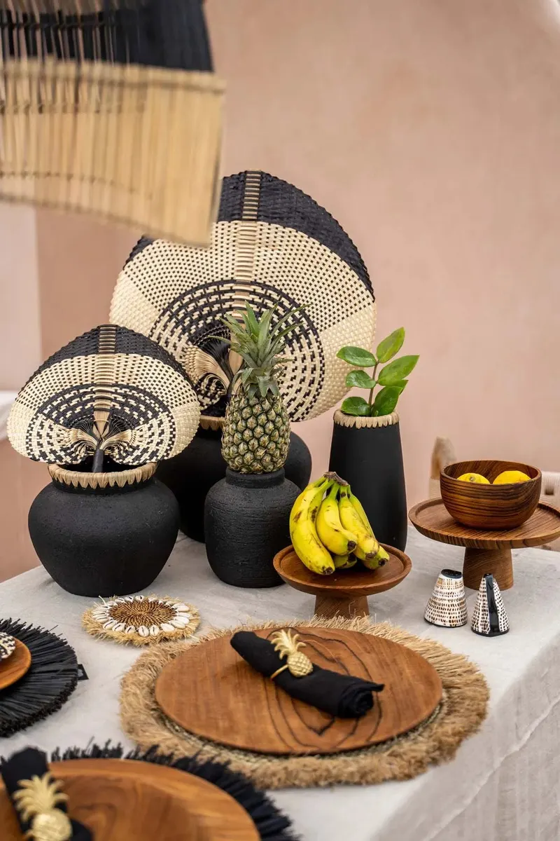 The Styly Vase, Terrakottavase mit Raffia von Bazar Bizar, Größe M, Schwarz / Natur, Ansicht 4