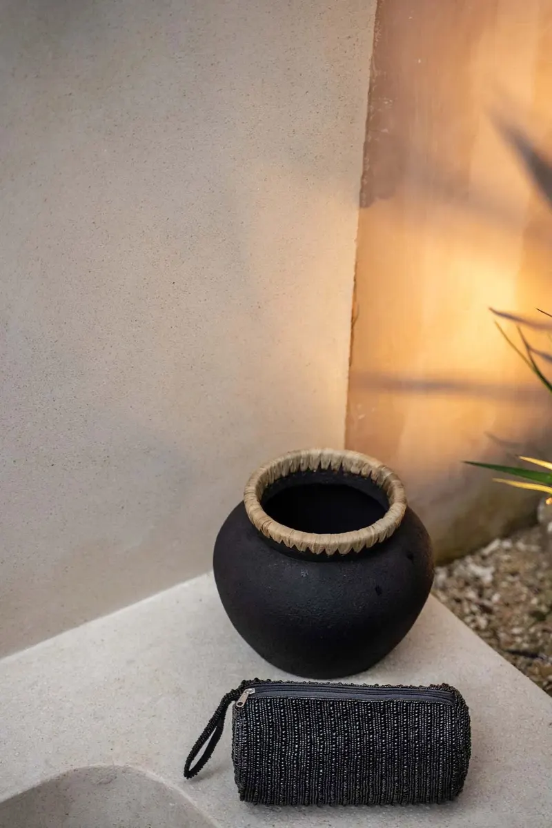 The Styly Vase, Terrakottavase mit Raffia von Bazar Bizar, Größe S, Schwarz / Natur, Ansicht 4