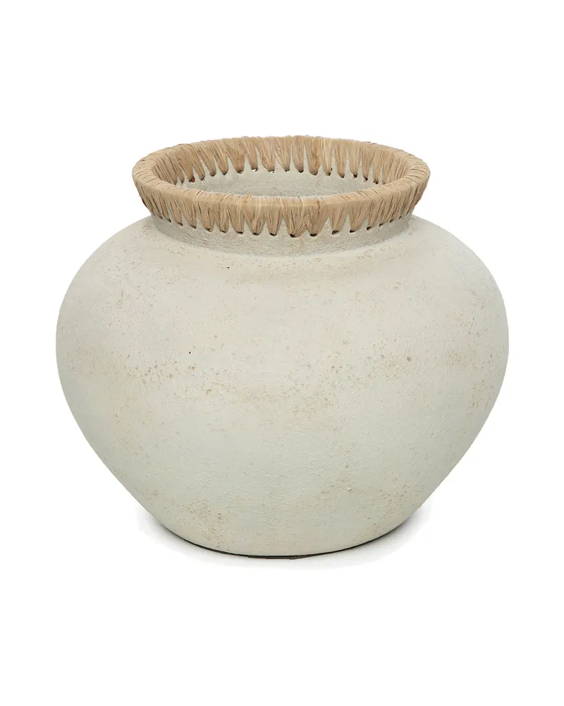 The Styly Vase, Terrakottavase mit Raffia von Bazar Bizar, Größe L, Beton-Natur, Ansicht 1