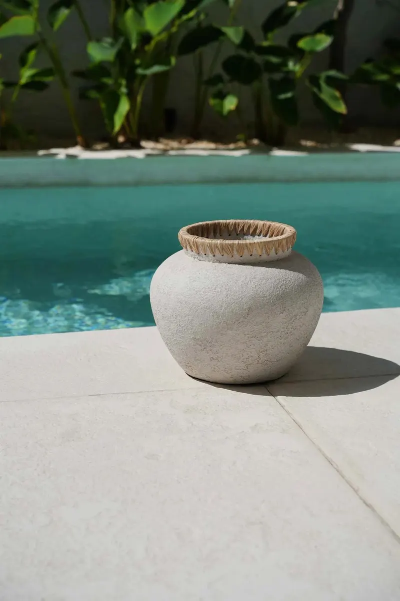 The Styly Vase, Terrakottavase mit Raffia von Bazar Bizar, Größe L, Beton-Natur, Ansicht 2