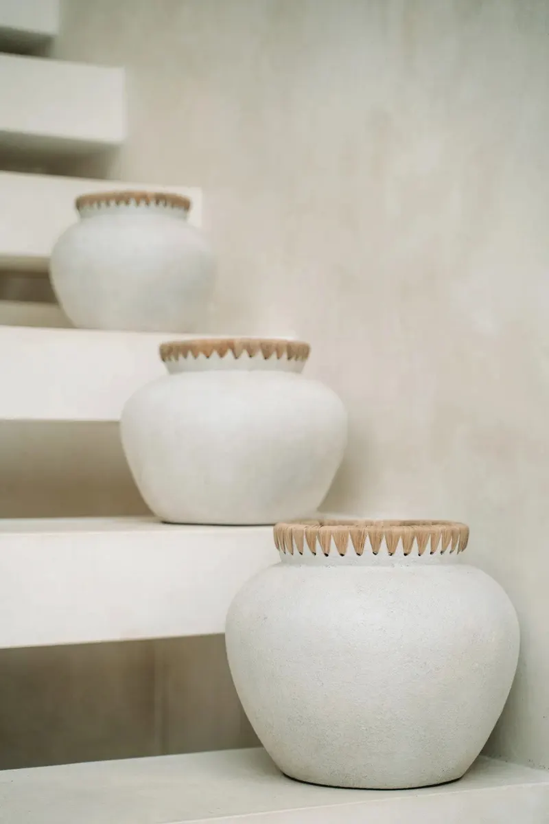 The Styly Vase, Terrakottavase mit Raffia von Bazar Bizar, Größe L, Beton-Natur, Ansicht 3
