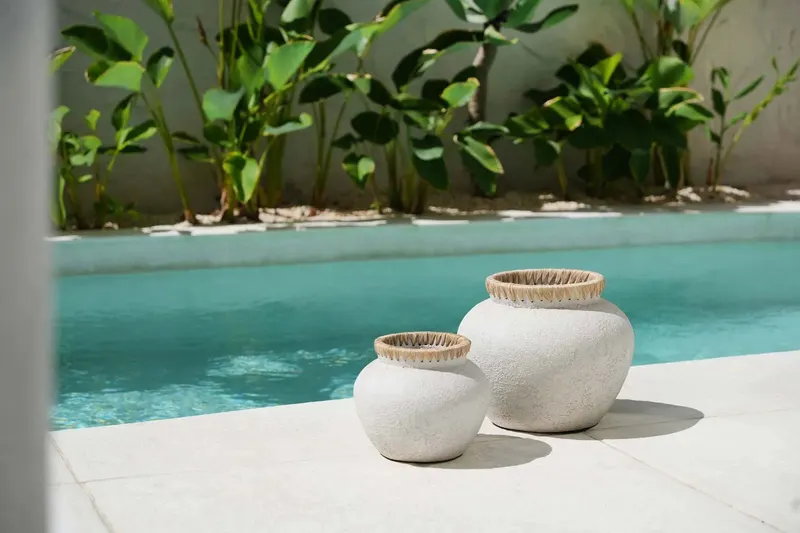The Styly Vase, Terrakottavase mit Raffia von Bazar Bizar, Größe L, Beton-Natur, Ansicht 4