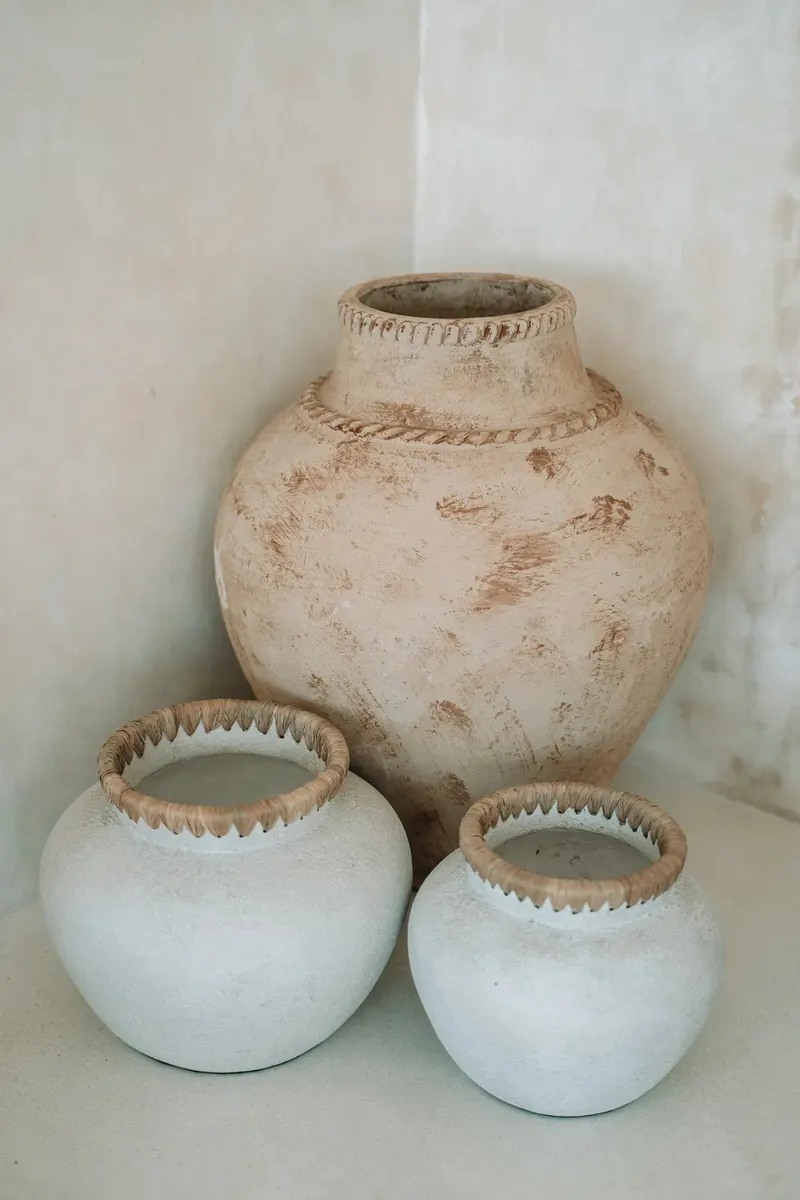 The Styly Vase, Terrakottavase mit Raffia von Bazar Bizar, Größe L, Beton-Natur, Ansicht 5