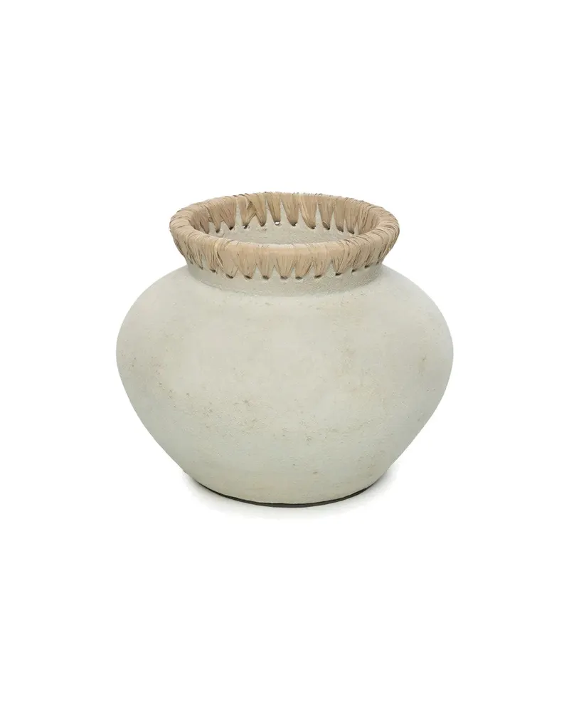 The Styly Vase, Terrakottavase mit Raffia von Bazar Bizar, Größe S, Beton-Natur, Ansicht 1